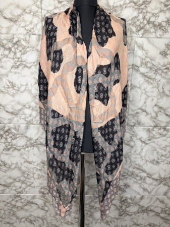 EȘARFE - Eșarfă multicoloră Guess Damă- logo distinctiv, colecție outlet.