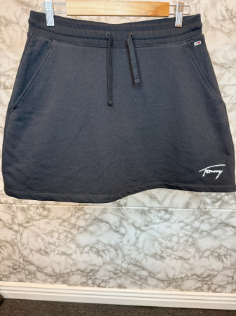 FUSTE - Fustă Damă Tommy Hilfiger Casual – Croială Modernă– logo distinctiv, colecție outlet.