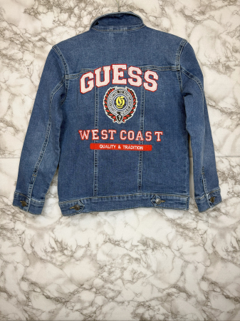 GECI - Geacă denim Guess Copii– logo distinctiv, colecție outlet.
