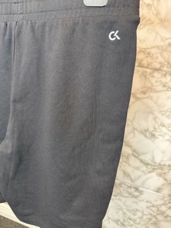 Pantaloni scurți sport Calvin Klein– logo distinctiv, colecție outlet. [3]