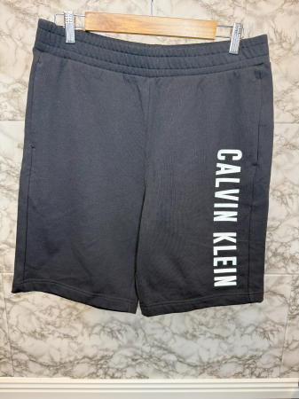 PANTALONI SCURTI - Pantaloni scurți sport Calvin Klein– logo distinctiv, colecție outlet.