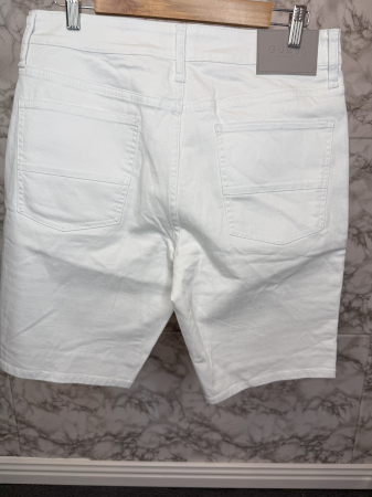 Pantaloni scurți Guess – logo distinctiv, colecție outlet. [1]