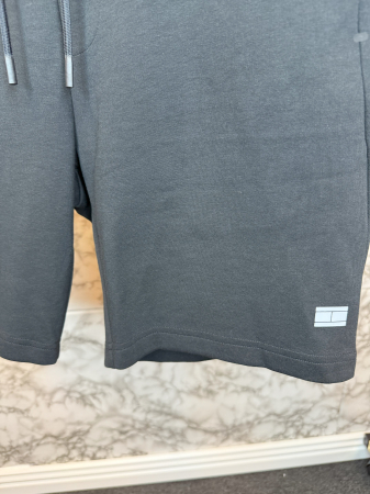 Pantaloni scurți sport Tommy Hilfiger – logo distinctiv, colecție outlet. [3]