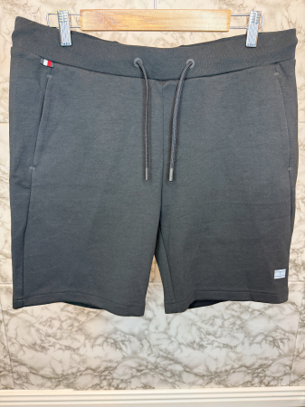 PANTALONI SCURTI - Pantaloni scurți sport Tommy Hilfiger – logo distinctiv, colecție outlet.