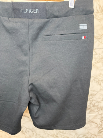 Pantaloni scurți sport Tommy Hilfiger – logo distinctiv, colecție outlet. [2]