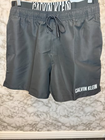 SPORT - Pantaloni scurți de baie bărbătești Calvin Klein – logo distinctiv, colecție outlet.