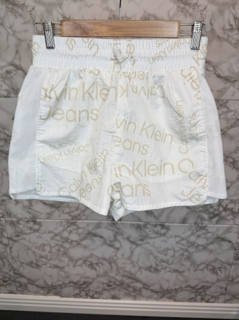 Pantaloni Scurți Damă Calvin Klein de Baie – Lejeri cu Șnur– logo distinctiv, colecție outlet. [1]