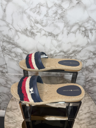 DAMĂ - Papuci Damă Tommy Hilfiger – Platformă cu Barete Franjurate- logo distinctiv, colecție outlet.