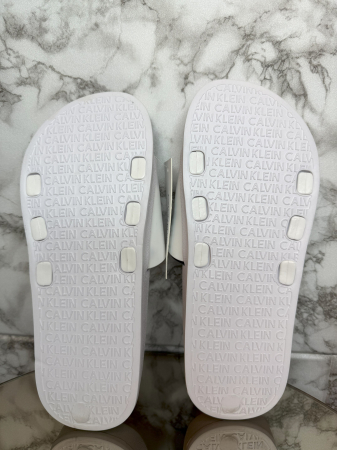 Șlapi Bărbați Calvin Klein – Alb cu Negru – logo distinctiv, colecție outlet. [1]