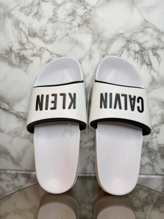 SPORT - Șlapi Bărbați Calvin Klein – Alb cu Negru – logo distinctiv, colecție outlet.