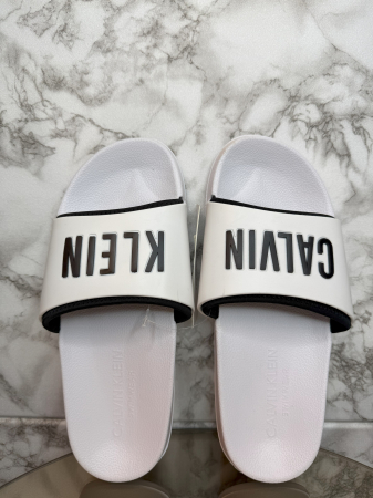 Șlapi Bărbați Calvin Klein – Alb cu Negru – logo distinctiv, colecție outlet. [2]