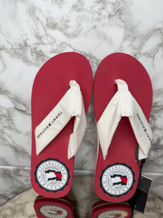 ÎNCĂLȚĂMINTE - Șlapi Bărbați Tommy Hilfiger – Alb cu Roșu – logo distinctiv, colecție outlet.