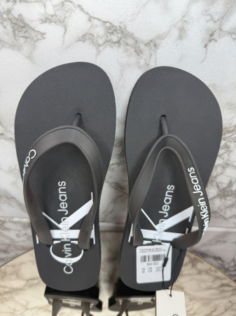 DAMĂ - Șlapi Damă Calvin Klein Jeans – Negru cu Alb – logo distinctiv, colecție outlet.