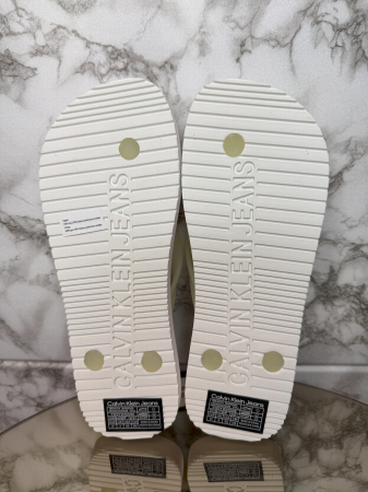 Șlapi Damă Calvin Klein Jeans – Alb cu Negru – logo distinctiv, colecție outlet. [1]