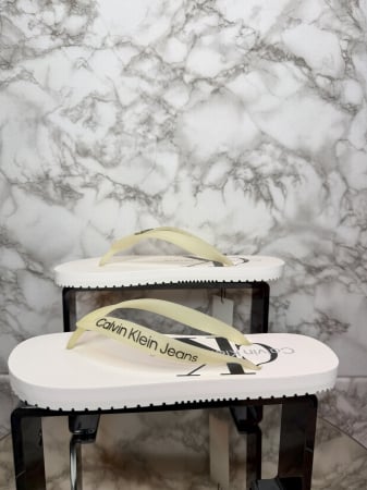 DAMĂ - Șlapi Damă Calvin Klein Jeans – Alb cu Negru – logo distinctiv, colecție outlet.