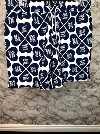 PANTALONI SCURTI - Pantaloni scurți de baie Guess– logo distinctiv, colecție outlet.