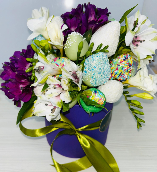 Aranjament Garden Party Bloom Berryssimi cu flori mov, albe si capsuni decorate cu sprinkles si cocos [3]