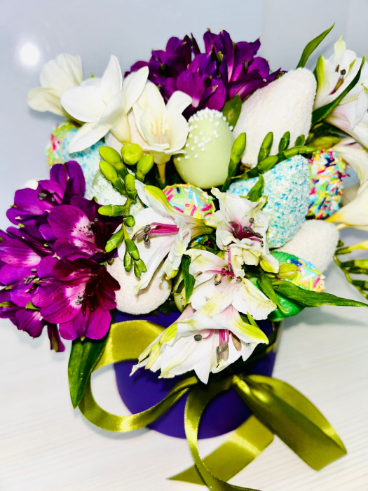 Aranjament Garden Party Bloom Berryssimi cu flori mov, albe si capsuni decorate cu sprinkles si cocos [2]