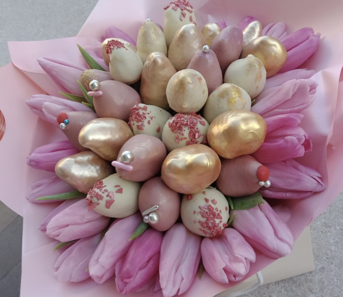 Golden Tulip Charm-Buchet de capsuni in ciocolata belgiana si lalele naturale [2]