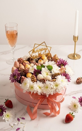 Buchete de Capsuni in Ciocolata - "Bloom Bites" – Cutie aniversară de capsuni in ciocolata si margarete