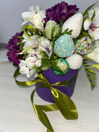 Aranjament Garden Party Bloom Berryssimi cu flori mov, albe si capsuni decorate cu sprinkles si cocos [1]