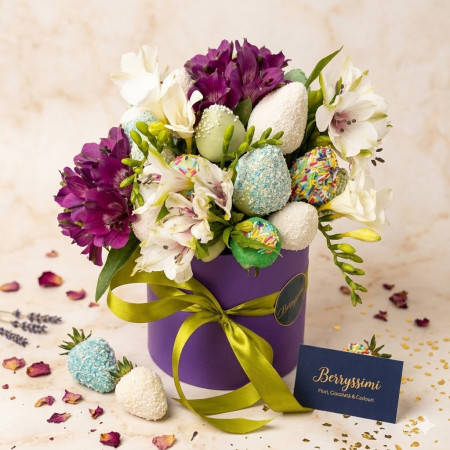 Capsuni in Ciocolata - Aranjament Garden Party Bloom Berryssimi cu flori mov, albe si capsuni decorate cu sprinkles si cocos