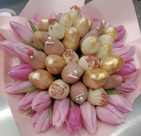 Capsuni in Ciocolata - Golden Tulip Charm-Buchet de capsuni in ciocolata belgiana si lalele naturale