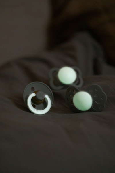 BIBS - Set 2 suzete Supreme Fosforescente GLOW Latex, tetina simetrica, 0 luni +-Blush/Vanilla [3]