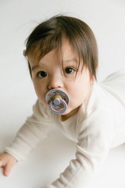 BIBS x LIBERTY - Set 2 suzete Colour Strawberries and Cream Latex, tetina rotunda, 6 luni+-Pale Butter/Fossil Grey [4]