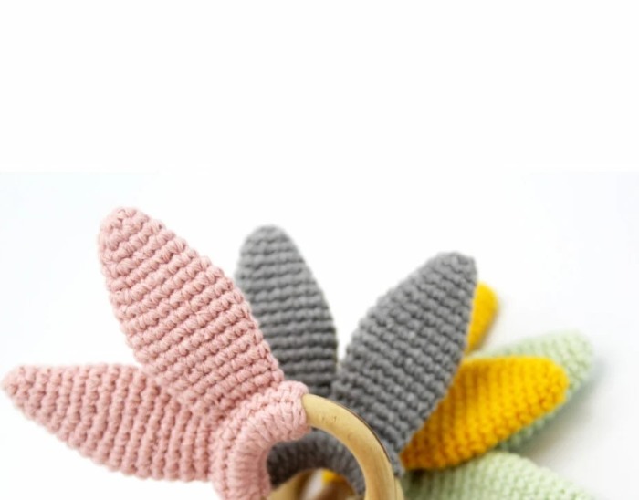 Jucarie Amigurumi roz pentru dentitie din bumbac cu inel din lemn BabyJem [2]