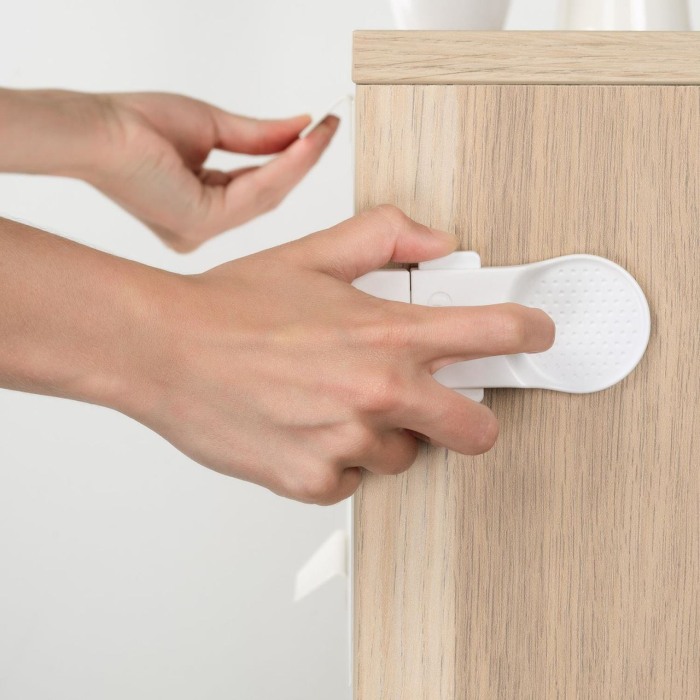 Set 3 sigurante pentru blocare sertare si usi de dulapuri REER 71080 [2]