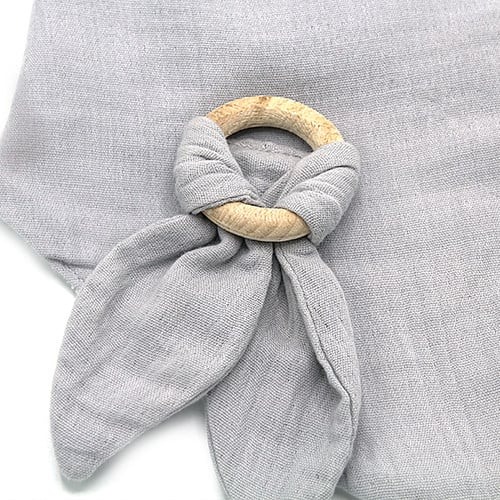 Set baveta cu doua fete din muselina cu jucarie dentitie BabyJem [3]