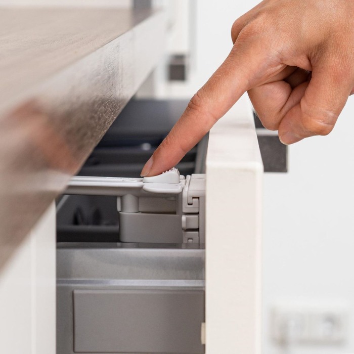 Set sigurante pentru sertare de tacamuri, 2 bucati, albe, montare cu adeziv sau surub, Reer 71090 [13]