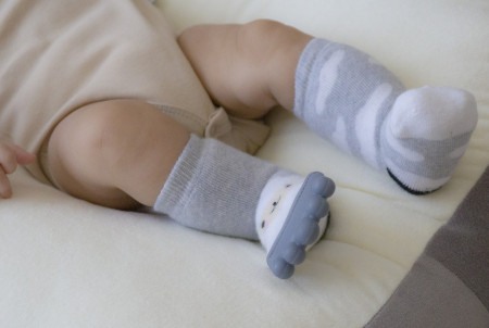 Sosete gri oita cu accesoriu dentitie Teether Socks - BabyJem [2]