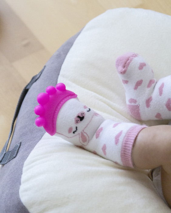 Sosete roz cu accesoriu dentitie Teether Socks - BabyJem [2]