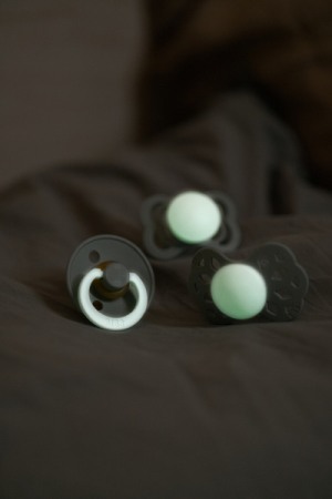 BIBS - Set 2 suzete Supreme Fosforescente GLOW Latex, tetina simetrica, 0 luni +-Blush/Vanilla [2]