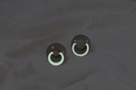 BIBS - Suzeta fosforescenta Colour GLOW Latex, tetina rotunda, 0 luni +-Dark Oak [2]