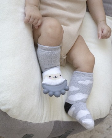 Sosete Dresuri - Sosete gri oita cu accesoriu dentitie Teether Socks - BabyJem