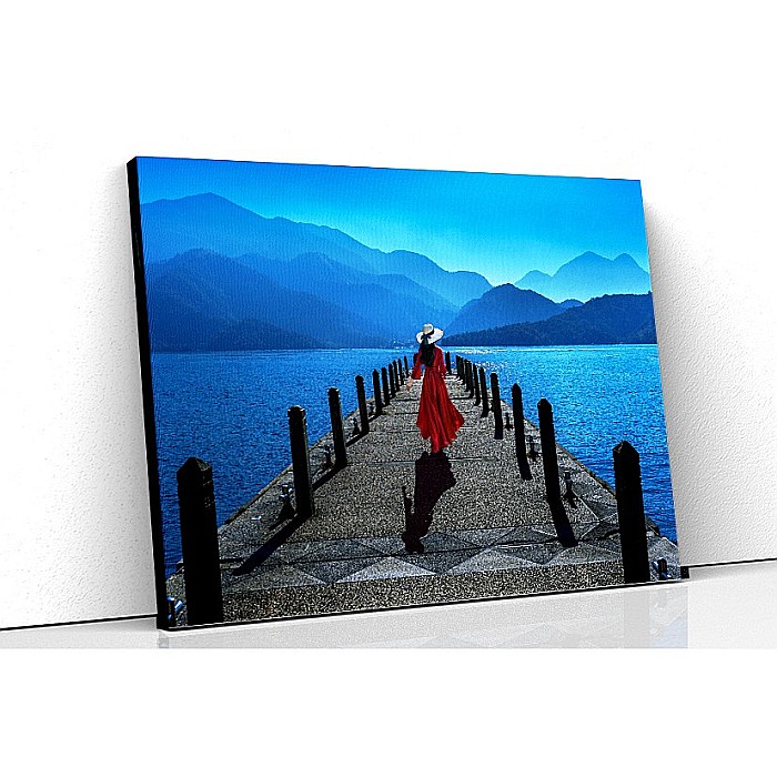 Tablou canvas domana in rosu pe ponton [1]
