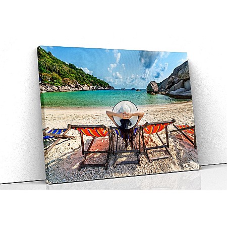 Tablouri canvas peisaje - Tablou canvas femeie la plaja pe sezlong