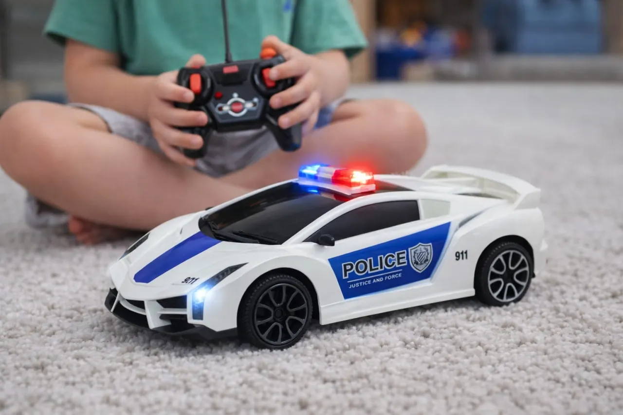 Mașină de poliție de jucărie cu telecomandă pentru copii, caroserie albastru cu alb, girofar cu lumini LED active și roți aderente [2]