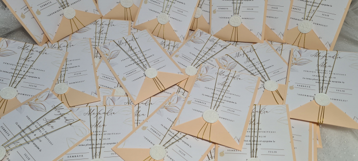 invitatie-Alexandra-carton-alb-somon-160g-snur-lurex-auriu-sigiliu-ceara-alb [3]