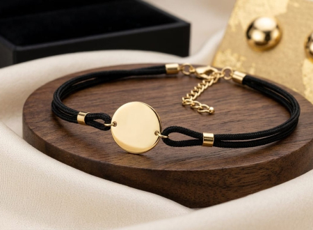 BRATARI SNUR AUR 14K - Brățară din Aur Galben 14K cu Șnur Negru și Pandantiv Bănuț pentru Gravură