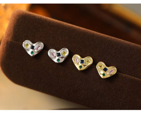Cercei argint - Cercei Stud din Argint 925 „Mosaic Heart” – Cu Inimi Texturate și Cristale Multicolore