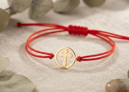 BRATARI SNUR AUR 14K - Bratara pe snur rosu cu banut decupat in forma de cruce din aur galben de 14K