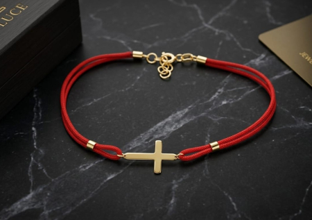 BRATARI SNUR AUR 14K - Brățară din Aur Galben 14K cu Șnur Roșu și Pandantiv Cruce Orizontală