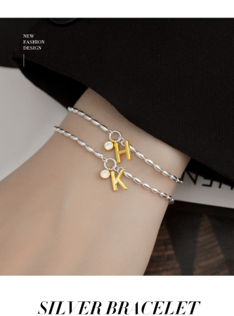 Bratara argint 925 dama - Brățară din Argint 925 cu Inițială Aurie și Cristal „Alphabet Charm” – Cu Lanț din Mărgele Alungite