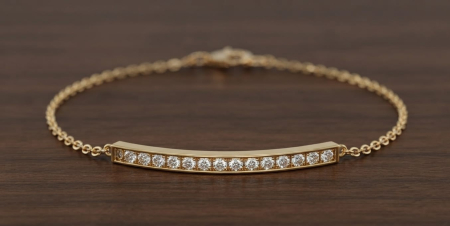 BRATARA CU DIAMANTE - Brățară din Aur Galben 14K cu Plăcuță Curbată și Diamante Naturale 0.21 CT
