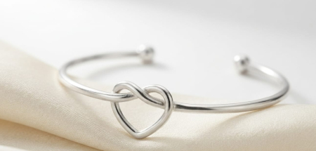 OUTLET - Brățară rigidă deschisă din argint 925 cu motiv „Love Knot” în formă de inimă