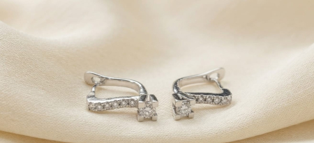 CERCEI AUR 14K CU DIAMANT NATURAL - Cercei Asimetrici din Aur Alb 14K cu 0.36 ct Diamante Naturale Solitar și Pavaj E-F/SI